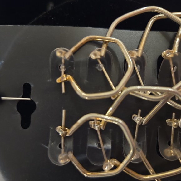 6 variety size silver colored earrings - Picture 2 of 3